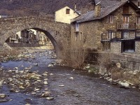 Puente medieval en Esterri d'Aneu