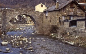 Puente medieval en Esterri d'Aneu